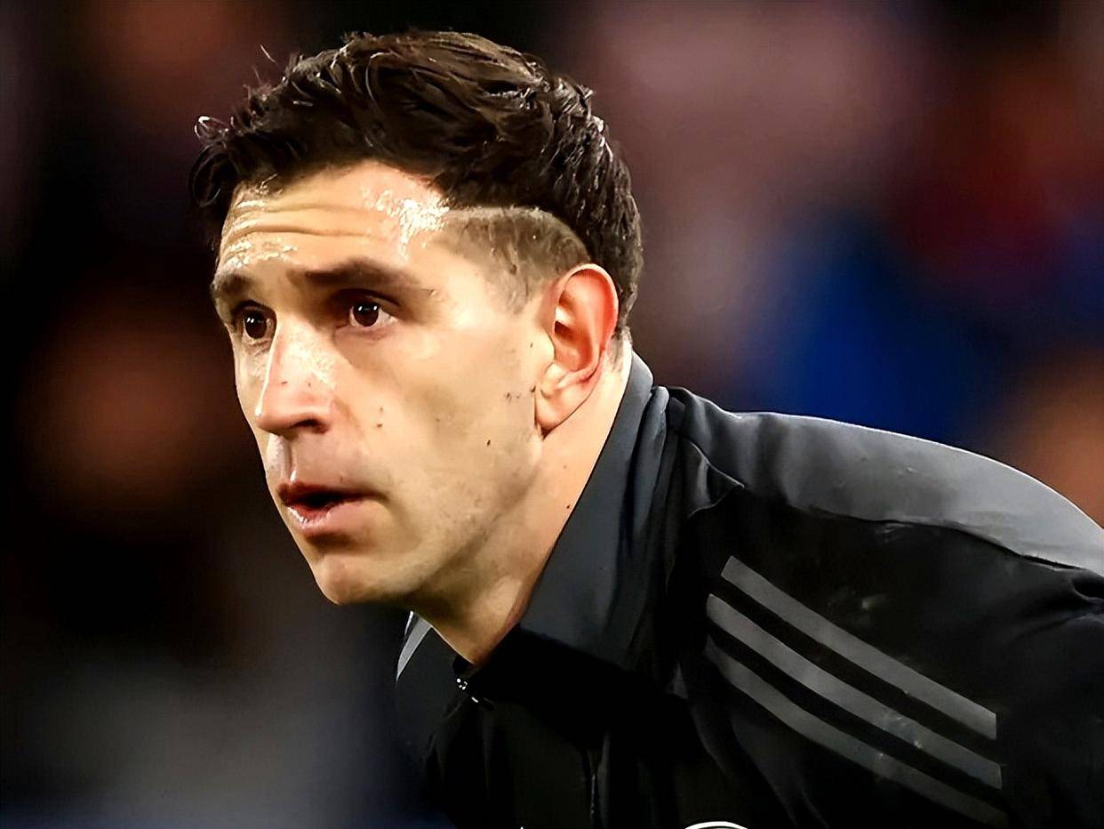 转会期突围战来临，勒沃库森围绕英超外线爆发，更衣室稳定，临场指挥获称赞(勒沃库森34场不败)-竞技宝网站